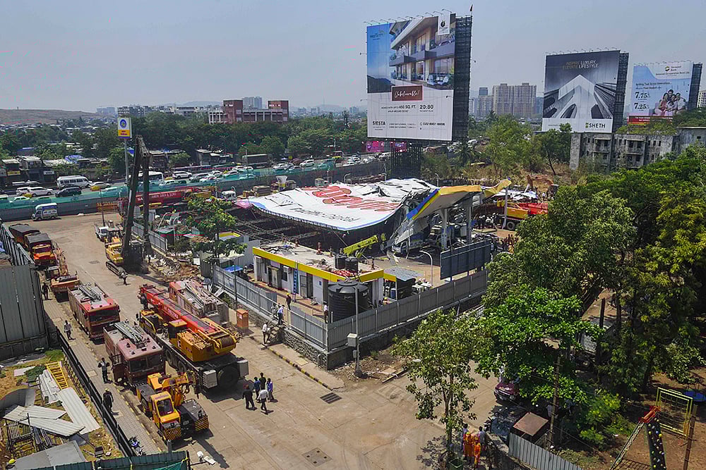 PTI : Hoarding collapse in Mumbai |